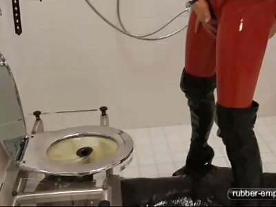 Bahçıvan arka bahçede zengin babes liseli konulu çalı bakıyor