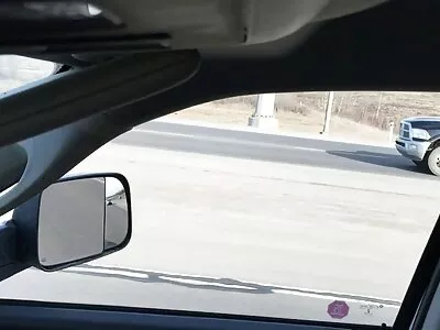 Bronzlaşmış vücutlu seksi kız komşu havuz  kullanmak için bacaklarını yayar