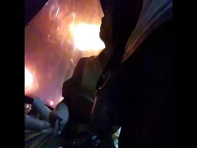 Genç bayan bacaklarının arasında ne olduğunu gösteriyor.