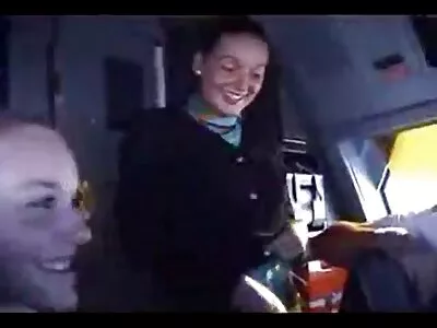 Esmer amatör  tatlı emme bir ortalama pecker içinde the araba