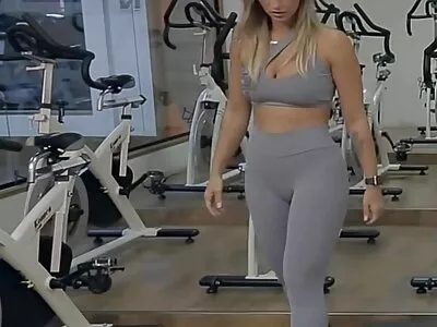 Sevimli genç sarışın sevgilisi için mükemmel bir konulu pornolar hd footjob verir
