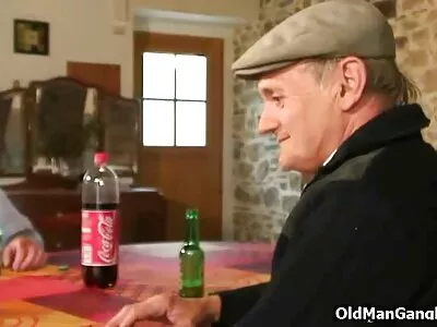 Bronzlaşmış koca sarışın çocuk konulu czech porno bakıcısı ile karısını aldatıyor