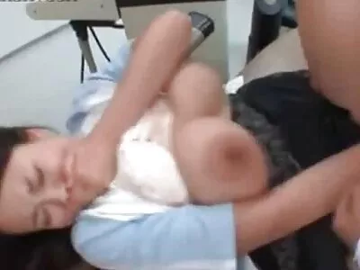 Busty sarışın güzellik  gets çarptım tarafından asılı damızlık
