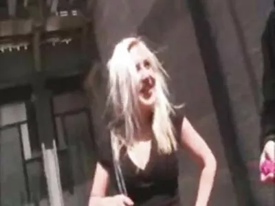 Genç kız tüysüz şeftali büyük alet konulu porn lar tarafından deldi alıyor