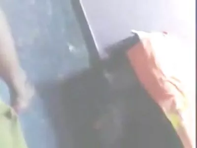 Eski ev sahibesi altyazılı porno konulu sarışın tatlıyı baştan çıkarır ve kanepede seks yaparlar