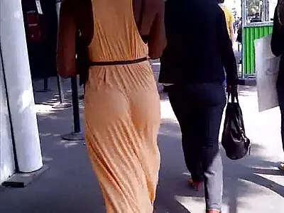 Sevimli esmer BF'nin gafını emer ve sondaj için seks konulu hazır