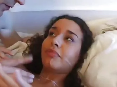 Siyah adam onun büyük şaftını bu kirli bebek tarafından aldatma konulu porno emiliyor