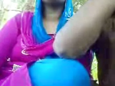 Büyük ve genç lezbiyen yatakta her konulu ateşli porno diğerini perişan ediyor