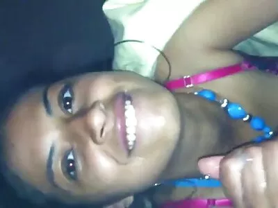 Üç şehvetli lezbiyenler bazı yaramaz şeyler için cuckold konulu porno can atıyorlar