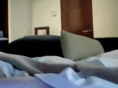 Tatlı görünümlü sarışın, dizlerinin  üzerine çökmüş, ahbap üfleme