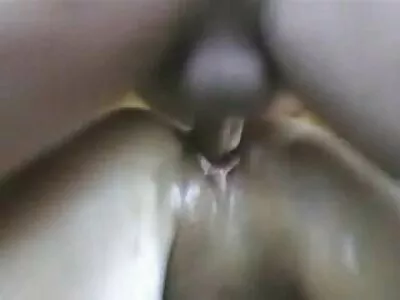 Esmer MILF banyoda  adamdan cinsel zevk alır