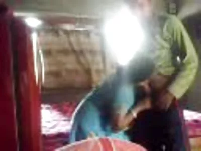 Çarpıcı minyon babes büyük bir etli horoz paylaşmak yerine yaşlı adam konulu porno olur