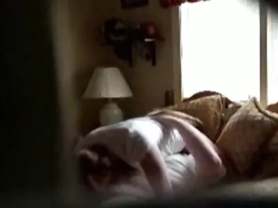 Kız  biraz utanıyor ama adamı hayal kırıklığına uğratmak istemiyor