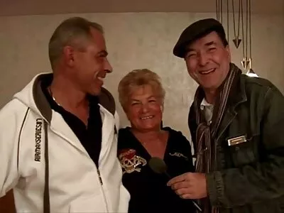 İnek yaşlı adam sert penis kullanarak  yeni bir komşu kızı ağırlıyor