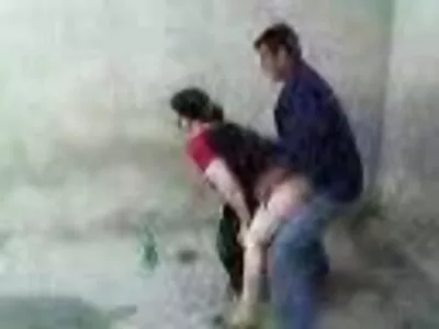 Masum genç kamerada ilk eskikonuluporno kez adamın sert sikini emiyor