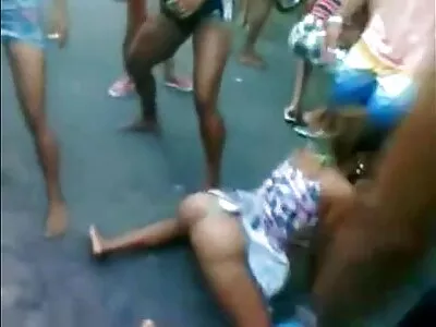 Nakit için neşeli uzun konulu sex çiftçi güneş altında yabancıyla çiftleşir