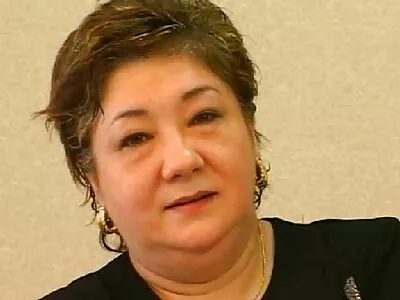 Avrupalı lez porno konulu ​​sarışın kanepede bazı anal delmeye ihtiyaç duyuyor