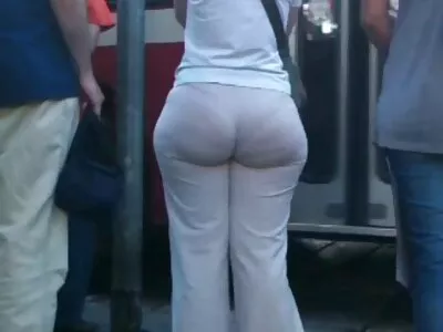 Oyun gecesi, MILF ve üvey kızıyla grup porno konulu 18 sekse dönüşüyor