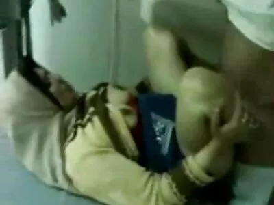 Kızıl saçlı fahişe penetrasyon için tüm aç deliklerine hd konulu erotik porno sahiptir