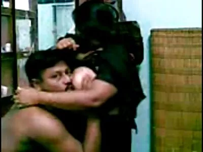 Asosyal adam alt yazılı uzun konulu porno tarafından kanepede delinmiş büyük göğüslü egzotik MİLF