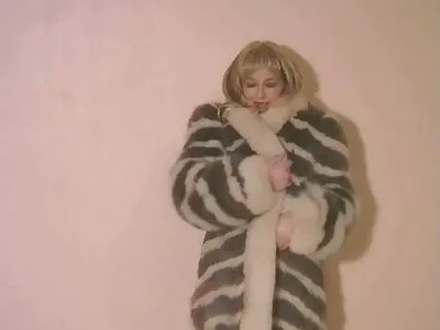 Oynak minyon genç Praisley Rae'nin büyük dick powerfuck mobil konulu porno