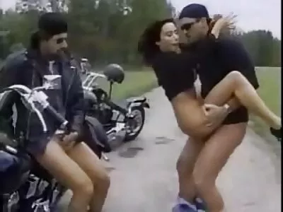 Piliç sikişmeyi seviyor ve gözleri  bağlıysa umurunda değil