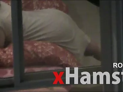 Sıcak  sarışın yavaş yavaş erotik kıyafetlerini çıkarır ve mastürbasyon yapar