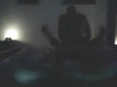 Busty sarışın  sürtük karanlıkta iki canavar musluklar alır