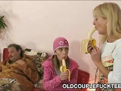 iki lezbiyenler var bazı  eğlenceli süre oynarken çıplak ve Cum