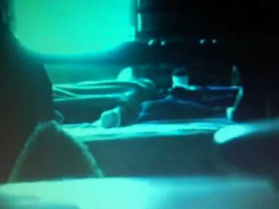 Küçük beyaz oda mini bir seks partisine porno konulu olgun ev sahipliği yapıyor ve terden tütüyor