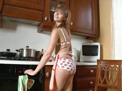 HD seksi vücudunu gösteren minyon konulu porn sarışın