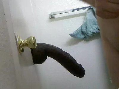 Çift katılmaya istekli kötü  bir genç buluyor