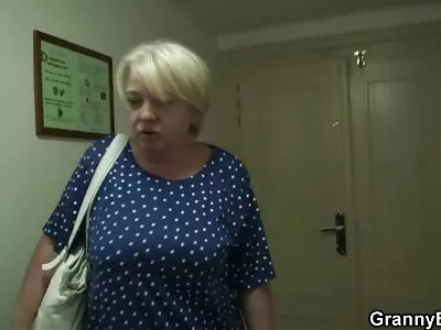 Güzel sarışın kız Mae Meyers iki yakışıklı konulu sex videoları erkek tarafından çivilenmiş alır