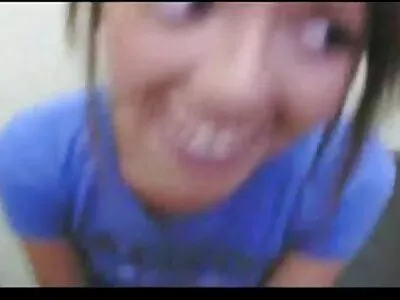 Esmer baştan çıkarıcı sadece seks için yapılmış bir oyuncak bebek gibi porno konulu alt yazılı görünüyor