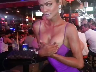 Busty sarışın bebek boğuluyor ve gerçek bir büyük penis üzerinde öğürüyor porno türkçe altyazılı konulu